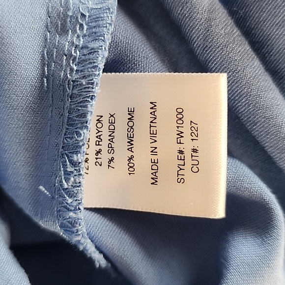 Figs Po 2678 Classic Cell Blue V-Neck Scrub Top Sizes Mediun And XS - Picture 2 of 4